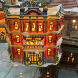 CHRISTMAS  VILLAGE  CON LUZ  Height  5 1/2 Inch X  6  3/4 Inch Width 