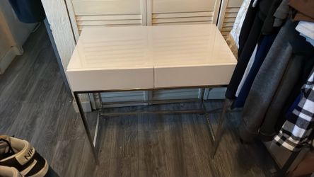 Desk/ Shinning white Coat!