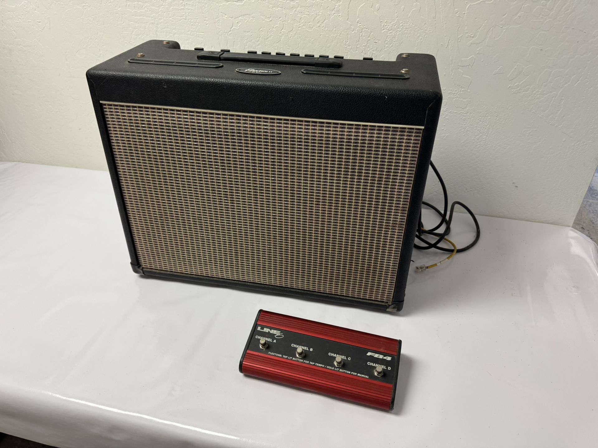 Line 6 Flextone II Guitar Amp with Control Pedal