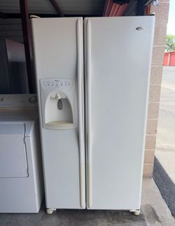 White Amana Refrigerator And Freezer