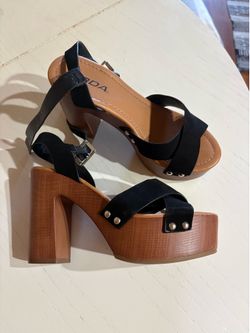 Soda sandals