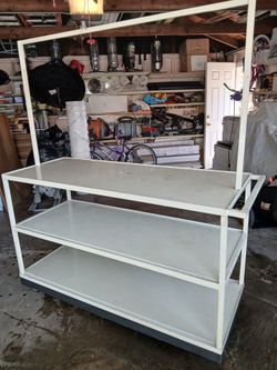un mueble de metal esta en buenas condiciones tiene llantas para garage