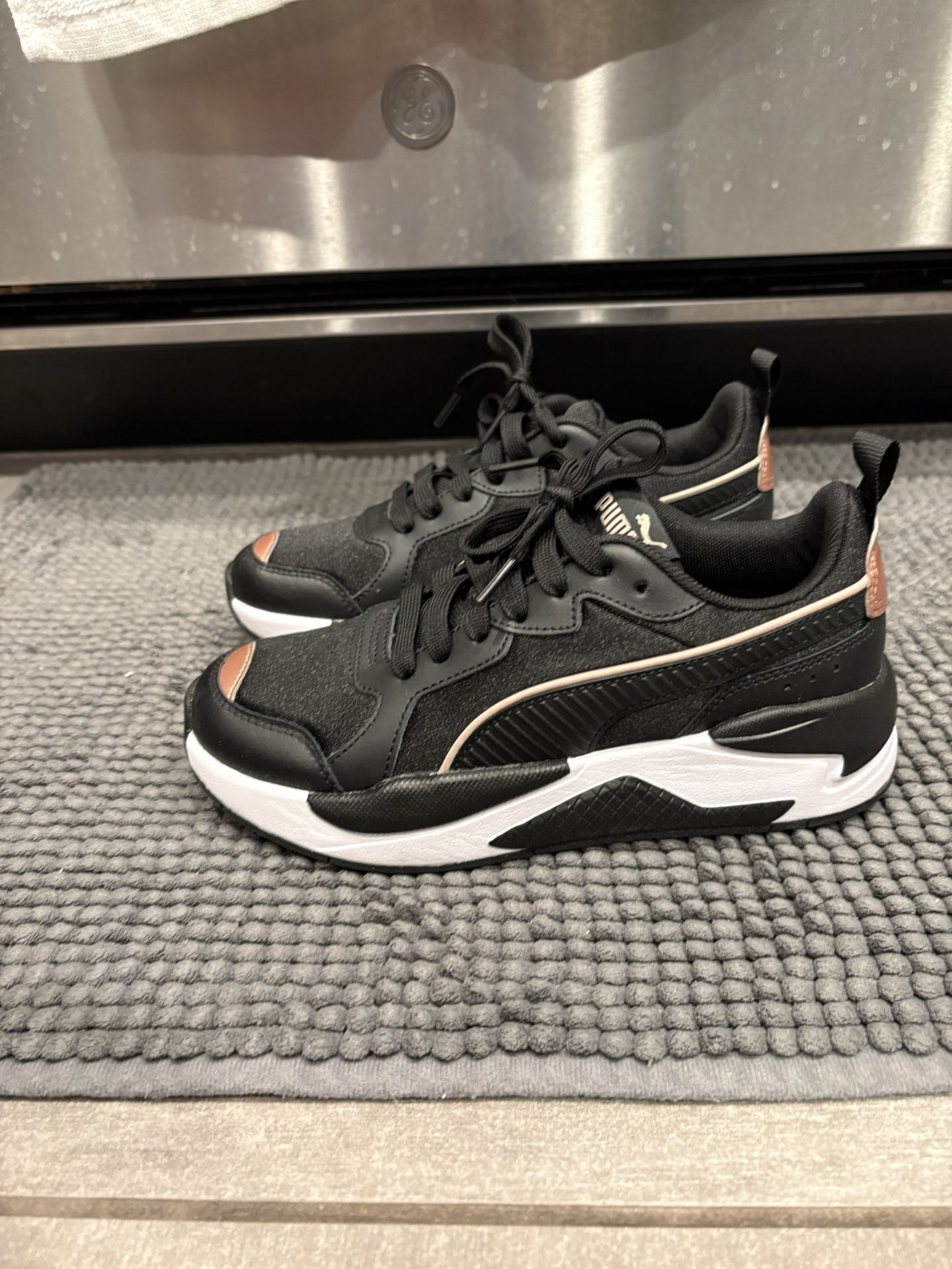 Puma Size 6.5 Womens