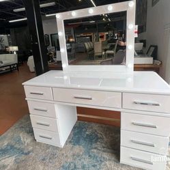 Vanity . Tocador / Makeup . Mirror . Desk 