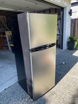 Hotpoint 9.7 cubic ft refrigerator