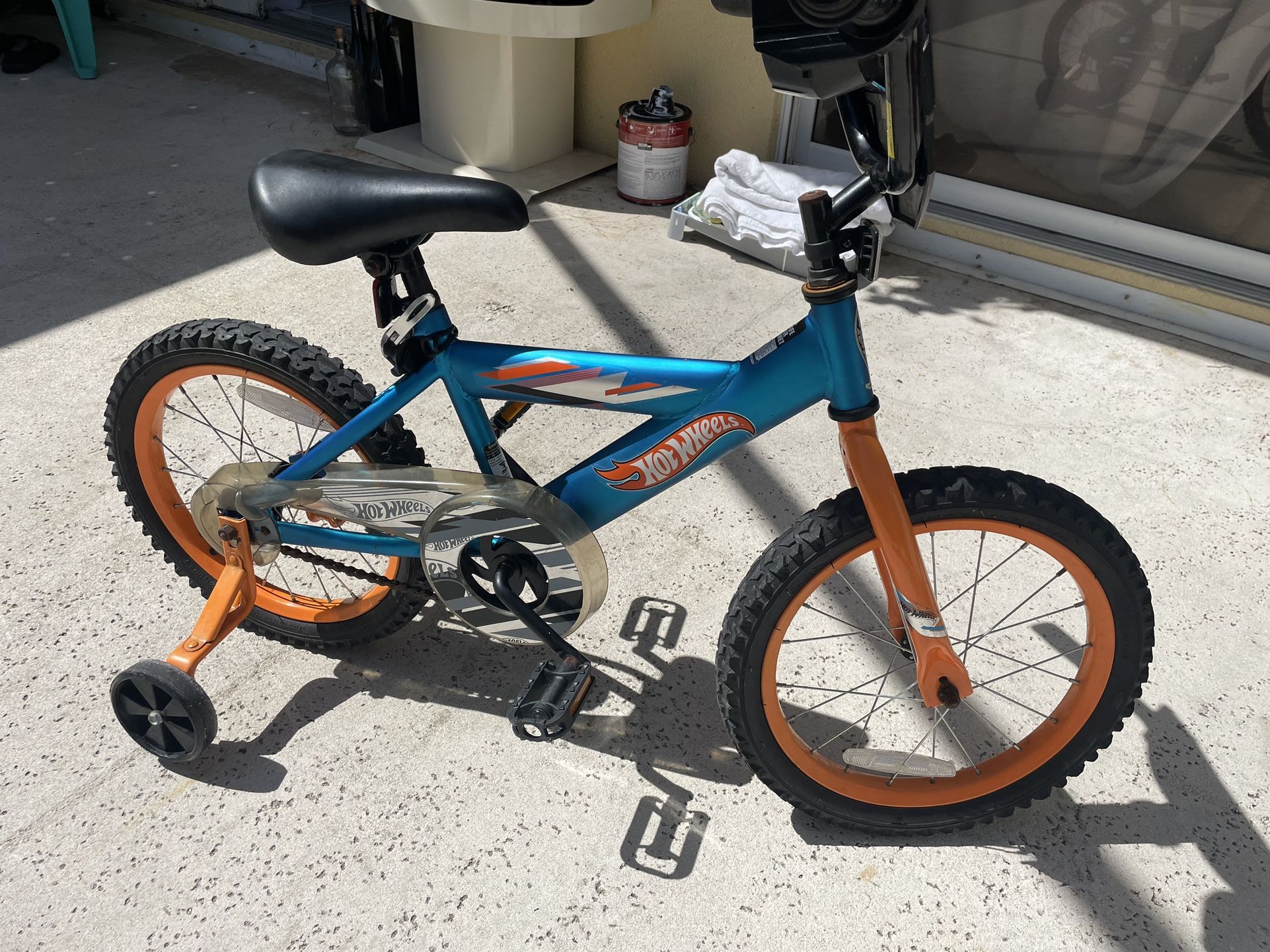 Hot wheels bike with training wheels hotsell