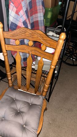 Amish table with 2 leafs and 6 chairs. 2 are captain chairs