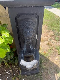 Up right lion fountain