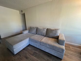 Sectional Couch with reversible chase