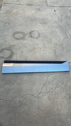 2023 2024 2025 CADILLAC LYRIQ FRONT RIGHT  SIDE DOOR LOWER MOLDING OEM