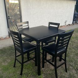 4 Chair high Table $230 Or Best Offer