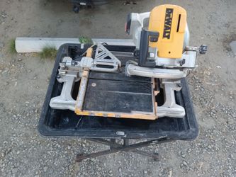 Dewalt tile saw 10" $350$ esta casi nueva solo se compro para hacer 3 apartamentos el que se la lleve le gana mas de la mitad de lo que vale $350
