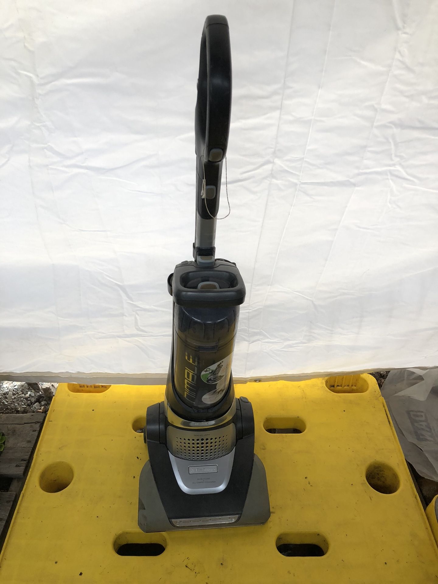 Like New Electrolux nimble bagless vacuum tested in great working condition
