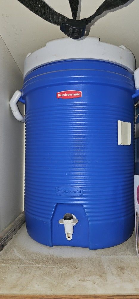 Rubbermaid 5 Gallon Heavy Duty Beverage Water Jug Cooler