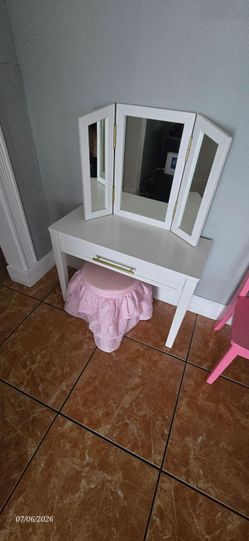 Kids Vanity Table