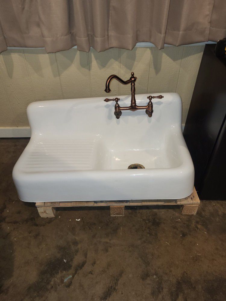 Vintage Style Sink And Faucet