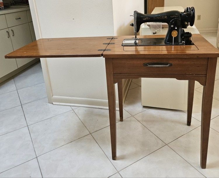 Antique 1910 Singer Sewing Machine Table Cabinet