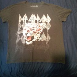 Def Leppard Graphic T - Shirt. Size Small.
