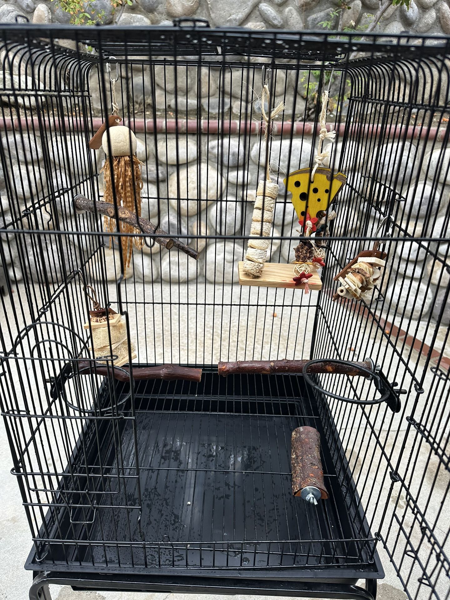 Medium Cage Bird Used Perfect Conditions Only Available For Pick Up In Rancho Cucamonga Price Firme Thanks