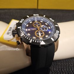 MEN'S NEW LUXURY SPORTY BIG FACE GOLD TONE WITH BLACK SILICONE STRAP ORIGINAL INVICTA CHRONO WATCH.