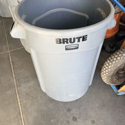 Brute Trash Cans 