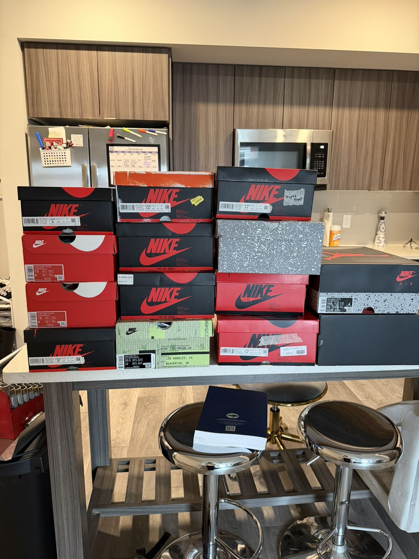 Retro Jordan Sneaker Collection (Jordan 1, Jordan 4, Dunks)