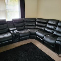 ​🛋️ FOR SALE: Luxurious Black Reclining Sectional w/ Bluetooth & Console!