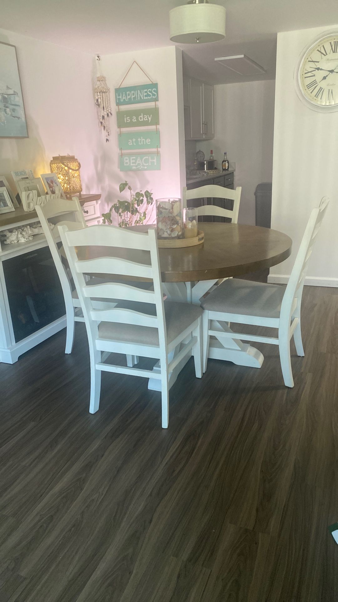 Beautiful 100% Wood Table And 4 chairs Broyhill