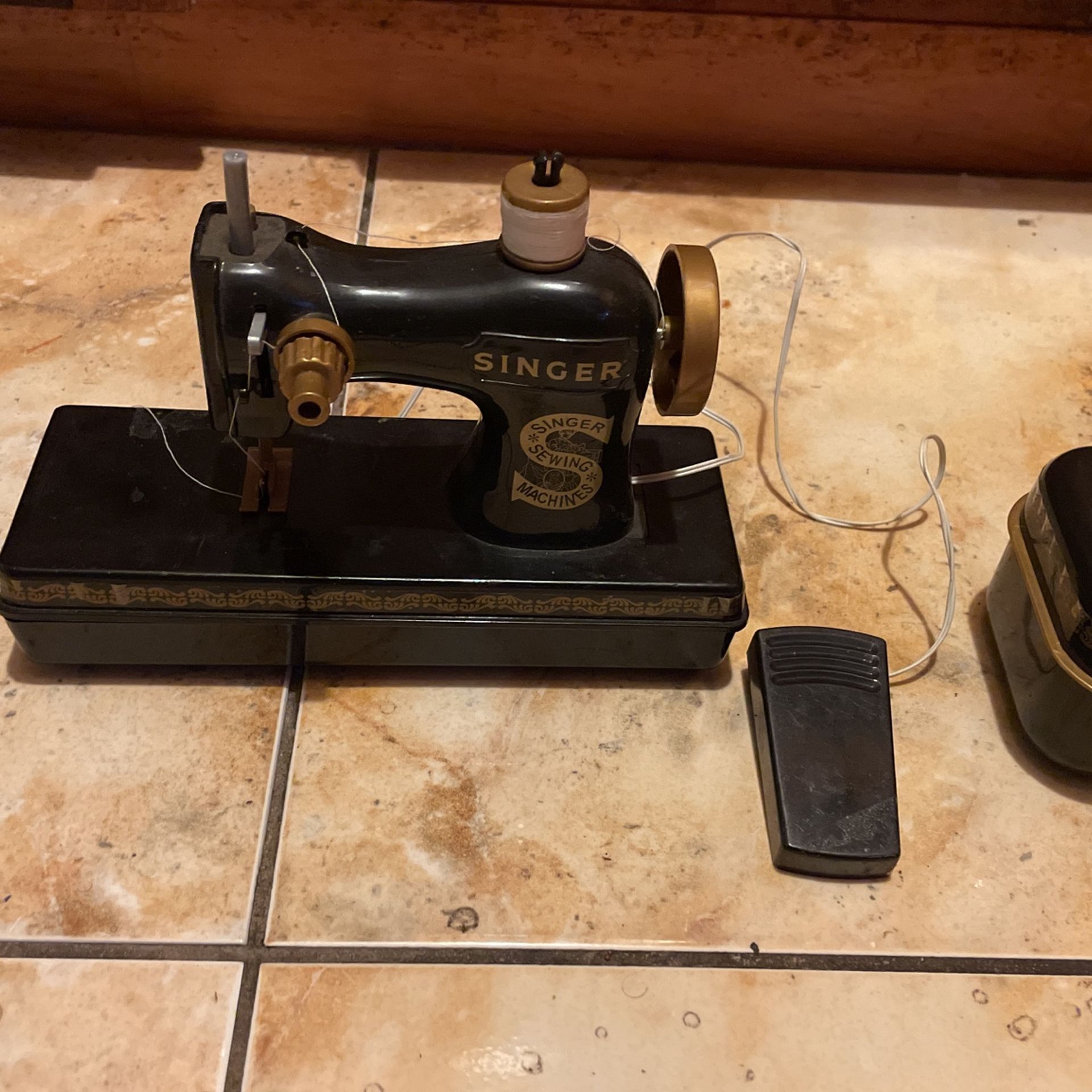 Vintage Sewing Machine/ Battery Operation