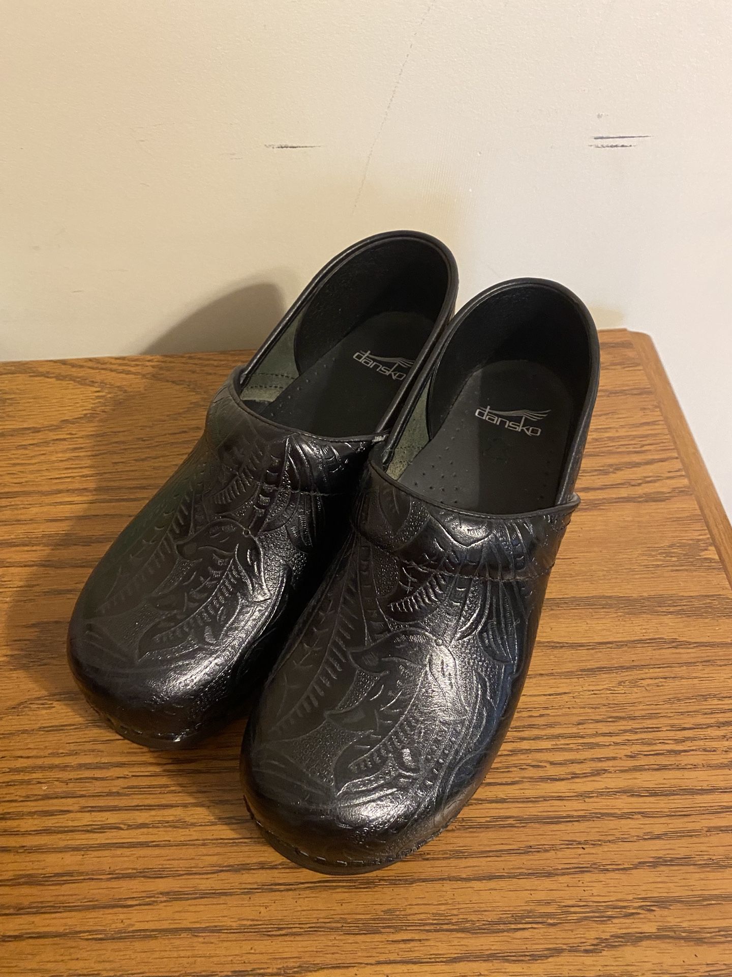 Brand New Woman’s Dansko Black Leather Embossed Clogs Size 40 Or American Size 9