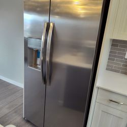 NEW Frigidaire Side By Side Refrigerator (See Desc)