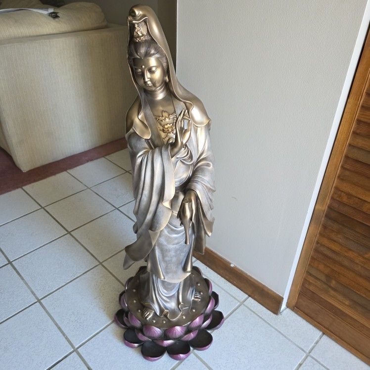 Kuan Yin / Guan Yin Statue on Lotus Base