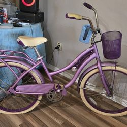 Womans Huffy Mel Lusso Bike With A Front Basket