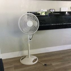 Clean Three Speed  And Rotate  Floor Fan White