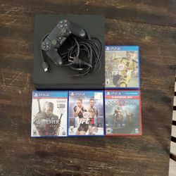 Ps4 With Controller And 4 Games.