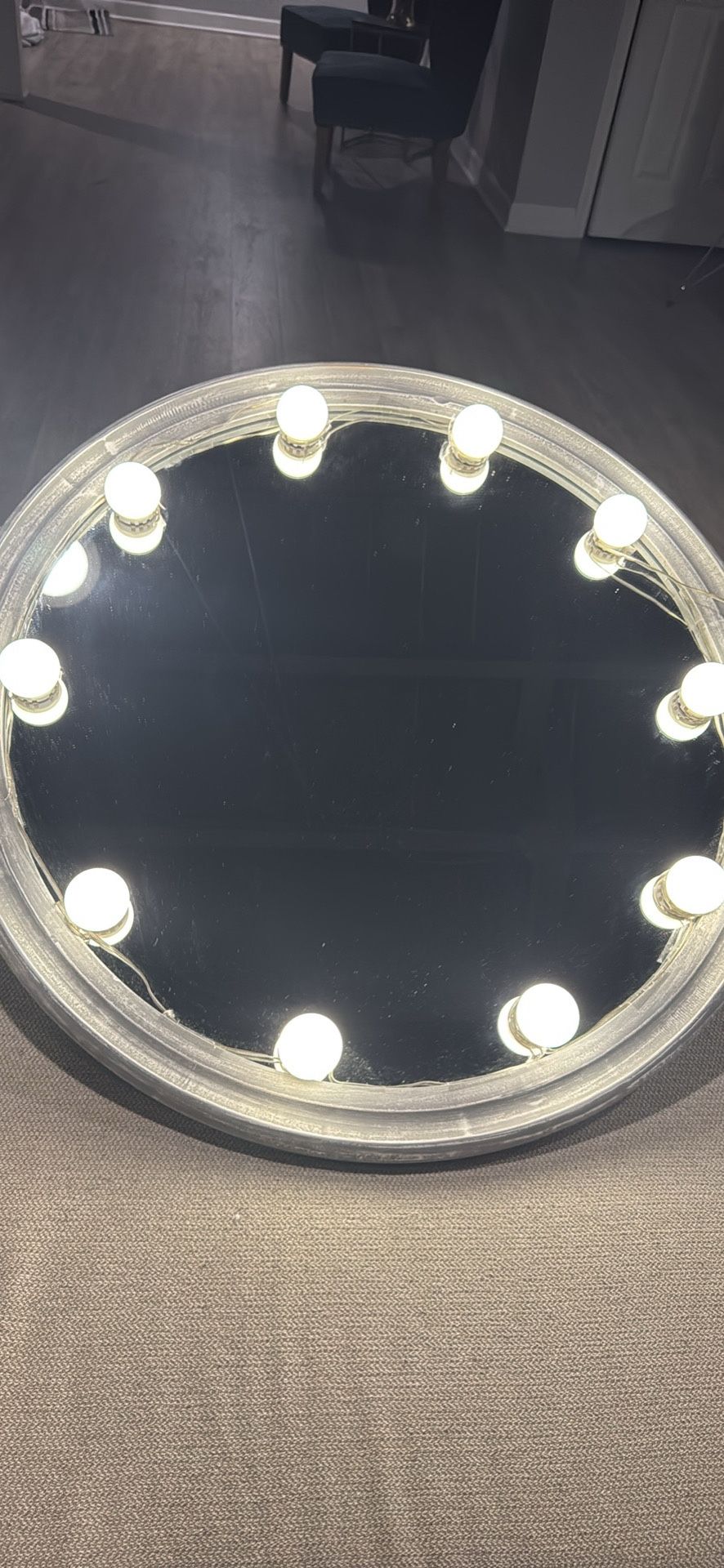 Round Vanity Mirror With LED Bulbs 