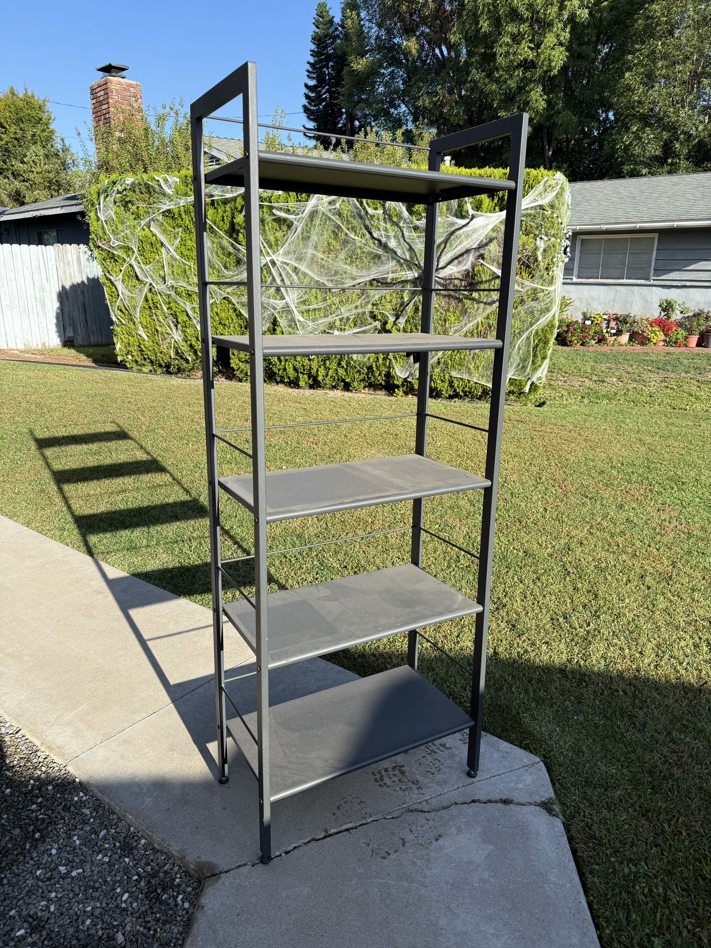 Metal bookcase/Shelving