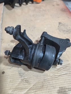 2012 TOYOTA CAMRY SE 2.5L OEM RIGHT SIDE SUBFRAME CROSSMEMBER ENGINE MOUNT & BRACKET