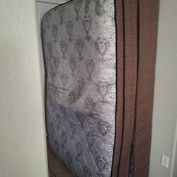 Full.size Mattress/Boxspring