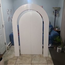 Dos arcos de madera artesanal
perfectos para ambientaciones, bodas y eventos inolvidables.