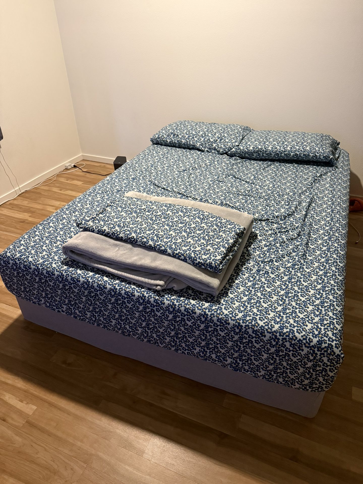 Queen size mattress + box spring