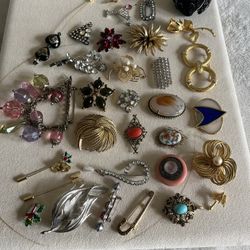 Lots Of Vintage Brooches With Different Designs And Styles 