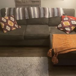 Living Spaces Sectional Sofa (Grey)