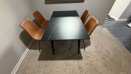 Table/chairs/carpet