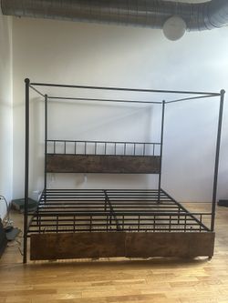 King canopy bed