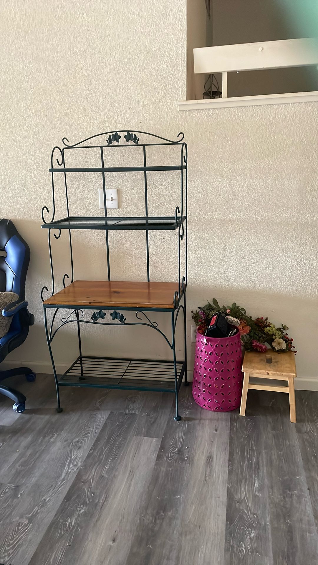 Adorable Bakers rack