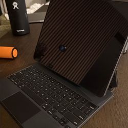 Ipad Pro 12.9in 256GB w/ Apple Magic Keyboard And Apple Pen