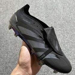 Elite soccer cleats