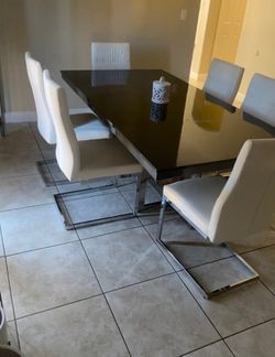 Dining room table