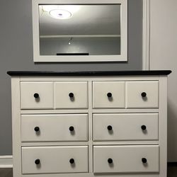 Selling This Set Of A Dresser With Its Mirrior